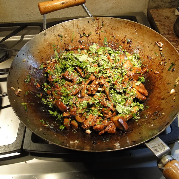 Grass fed lamb stir-fry with tarragon, garlic, ginger and ground black peppercorns.(quick frozen, un-aged)